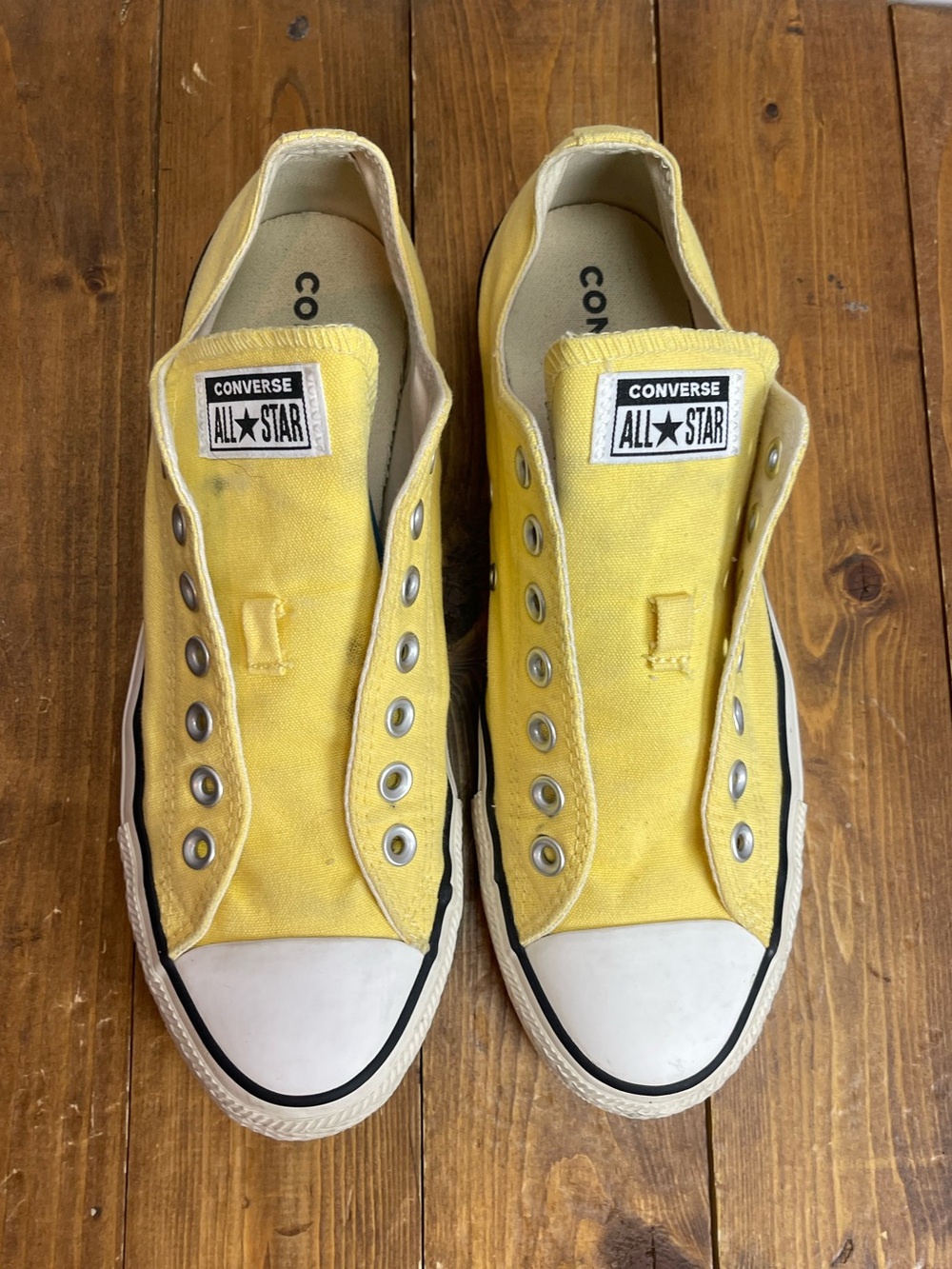 Converse butter yellow low top sneakers Mens size 9, Womens size 11